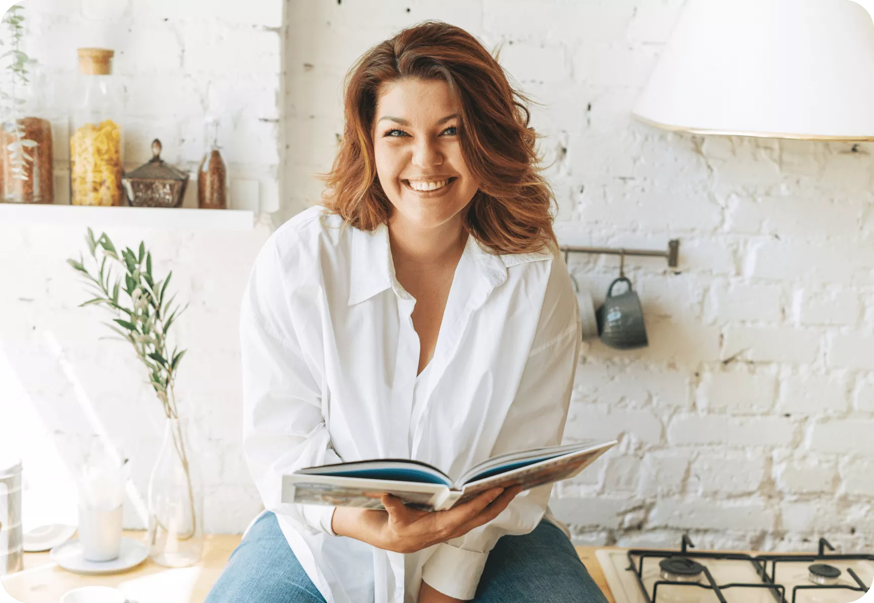 A happy, smiling woman who lost weight thanks to the app