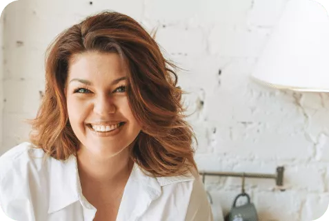 A happy, smiling woman who lost weight thanks to the app